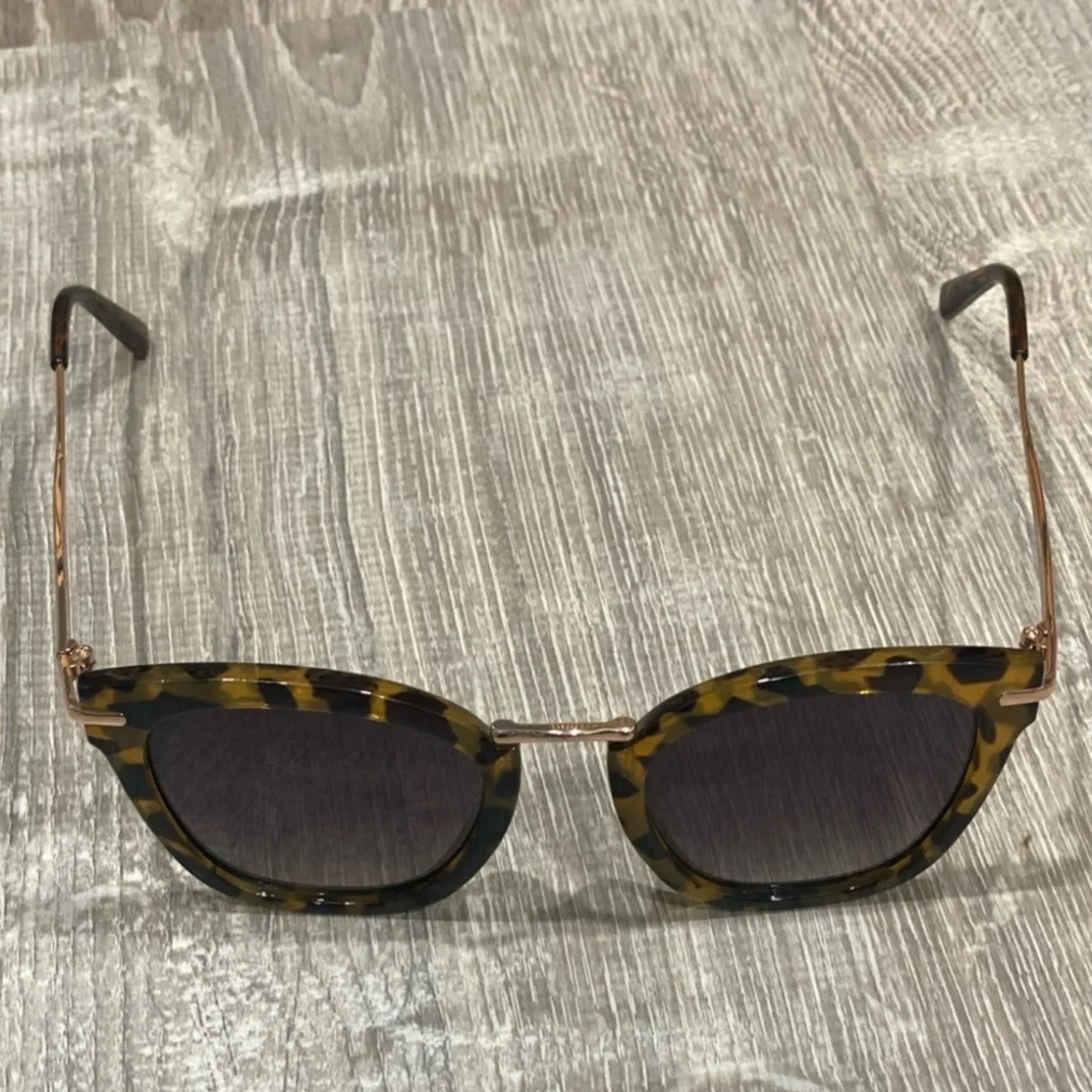 Vince Camuto Cat eye Leopard Print Sunglasses - Like New - Picture 5 of 6